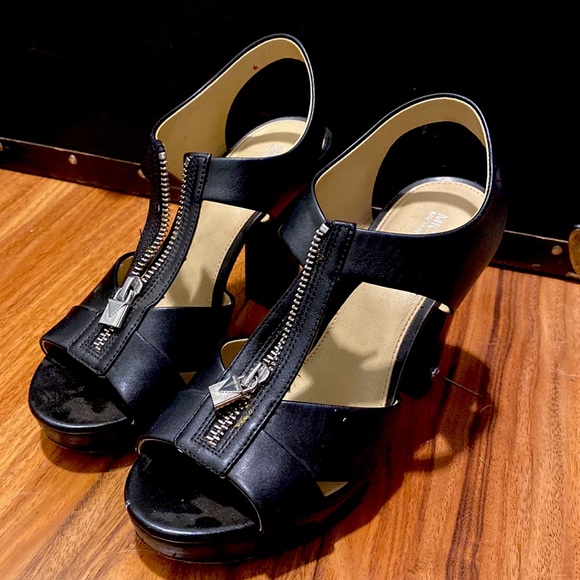 Black Michael Kors Sheos - Picture 2 of 3